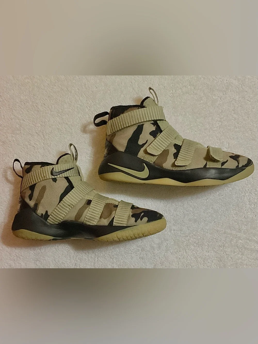 THESE ALMOST BRAND NEW (Nike Zoom LeBron Soldier 11) sneakers in a 